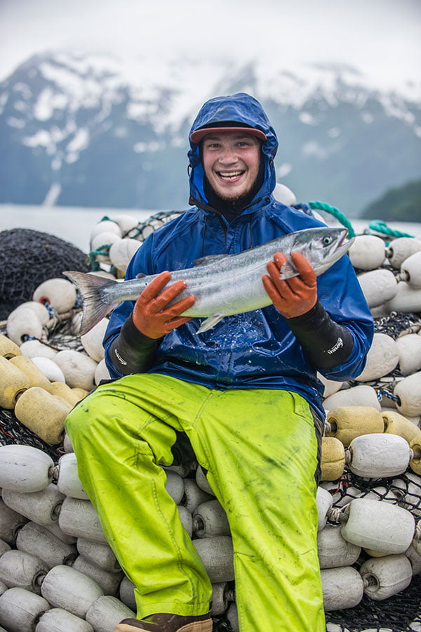 Pescatori di salmone selvaggio sorridenti