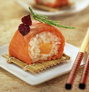 Salmone rosso in sushi con riso giapponese e melone cantalupo