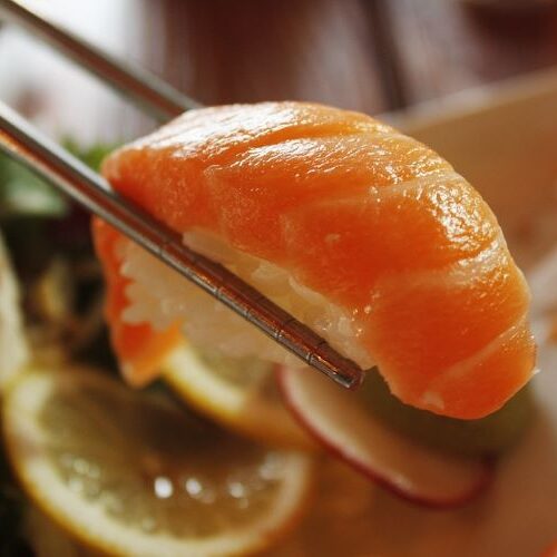 Nigiri sushi di salmone selvaggio dell'Alaska