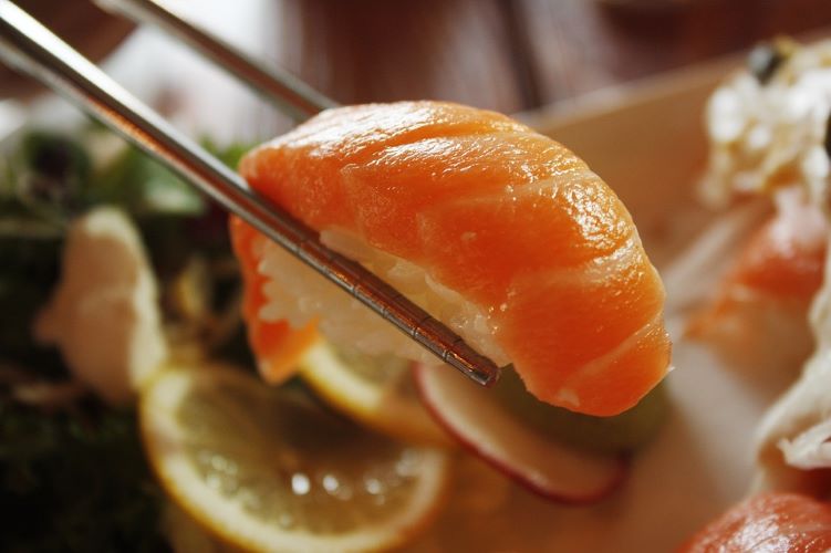 Nigiri sushi di salmone selvaggio dell'Alaska
